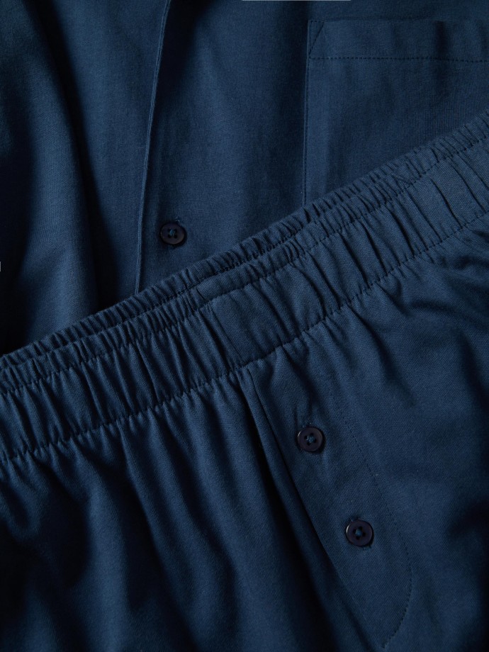 Pijama com camisa com bolso