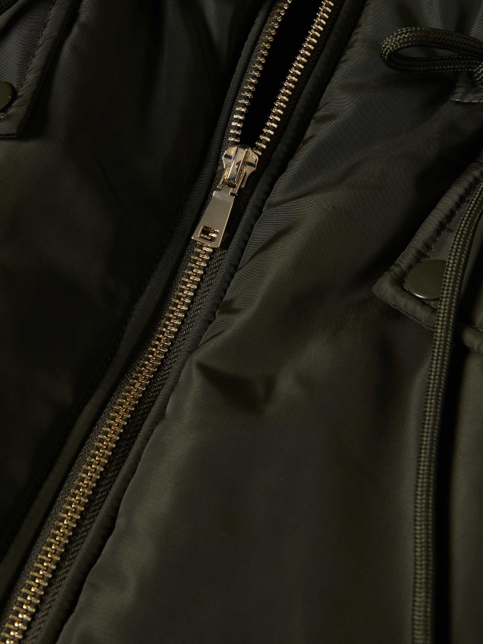 Parka com carapu�o e cintura ajust�vel