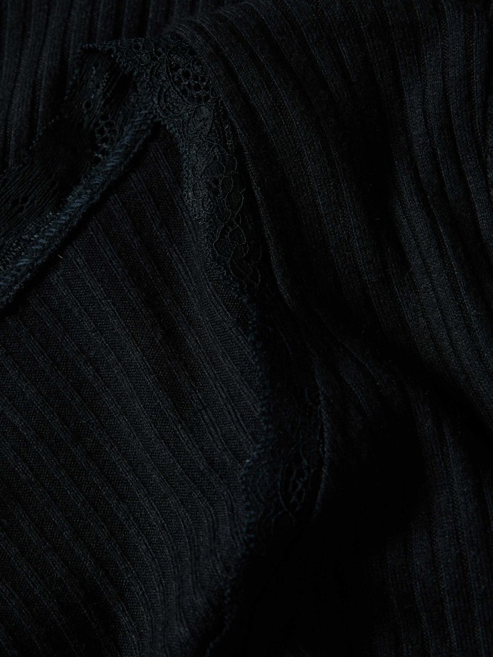 Camisola canelada com renda