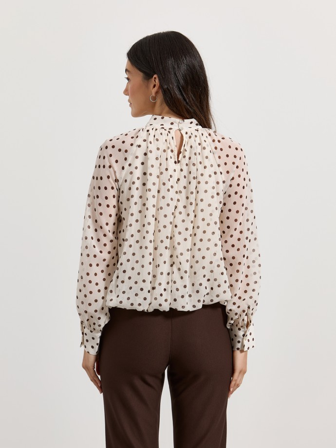 Blusa �s bolinhas com efeito bal�o