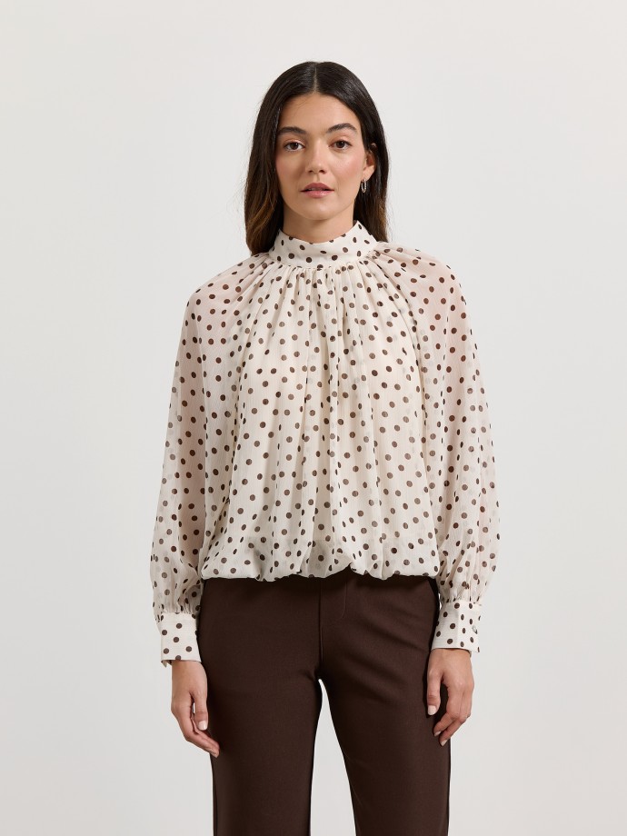 Blusa �s bolinhas com efeito bal�o