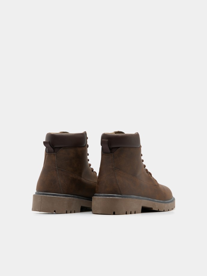 Mid-calf boots in brown