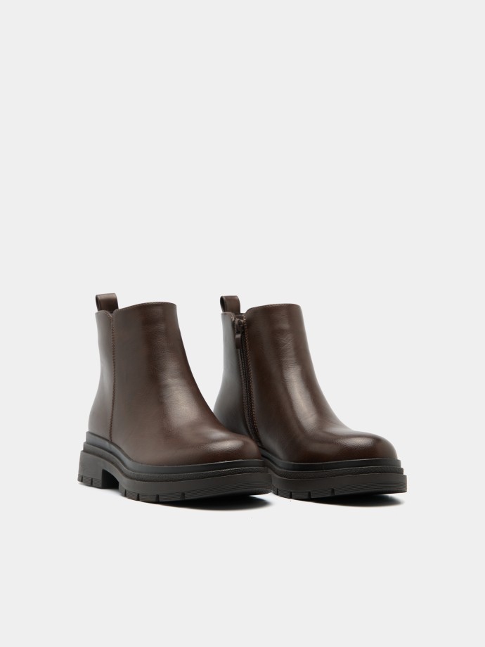 Ankle boots with zipper closure.