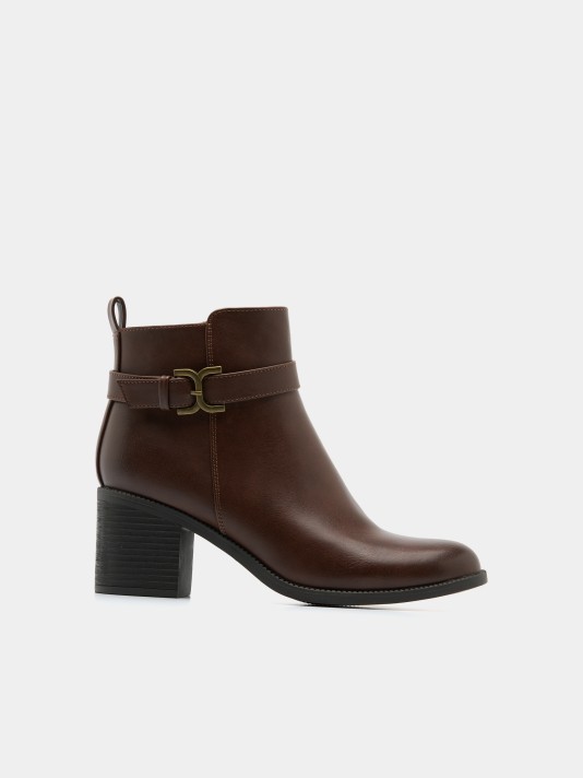 Botins com fivela Botins com fivela