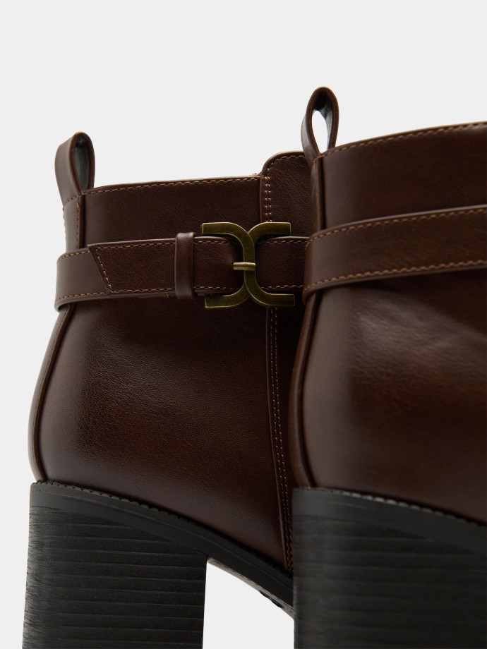 Botins com fivela Botins com fivela