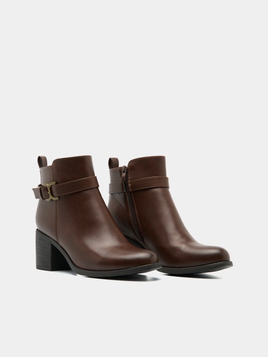 Botins com fivela Botins com fivela