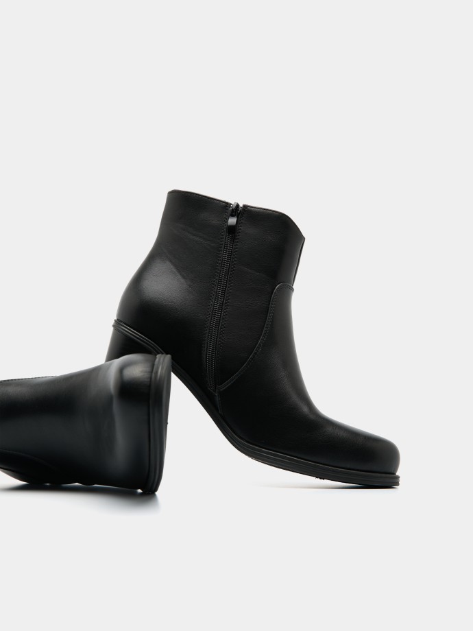 Botins de cano baixo com salto