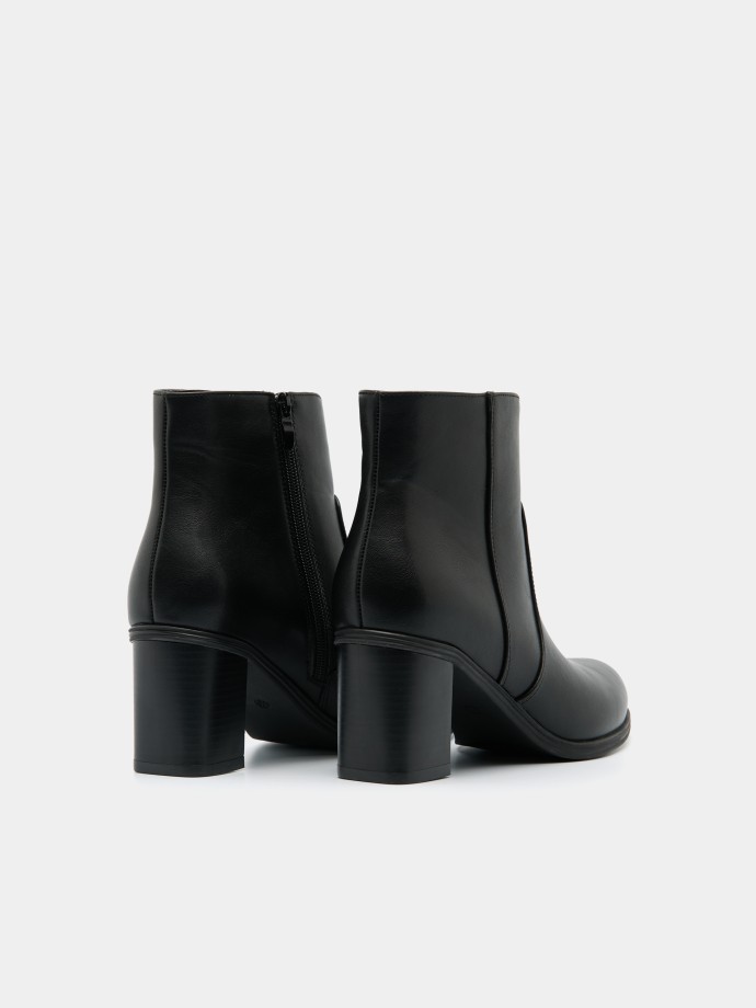 Botins de cano baixo com salto