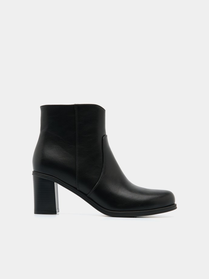 Botins de cano baixo com salto