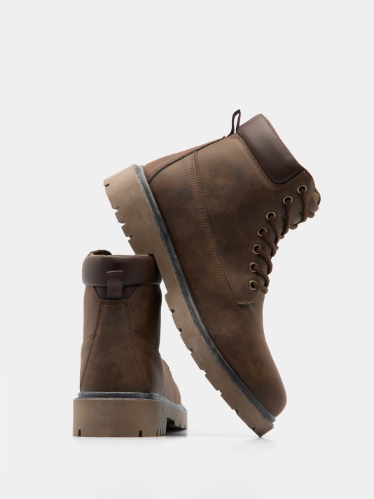 Mid-calf boots in brown