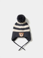 Gorro às riscas com urso Gorro às riscas com urso