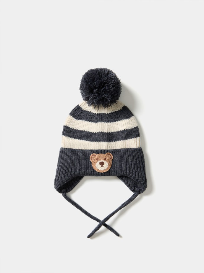 Gorro às riscas com urso Gorro às riscas com urso