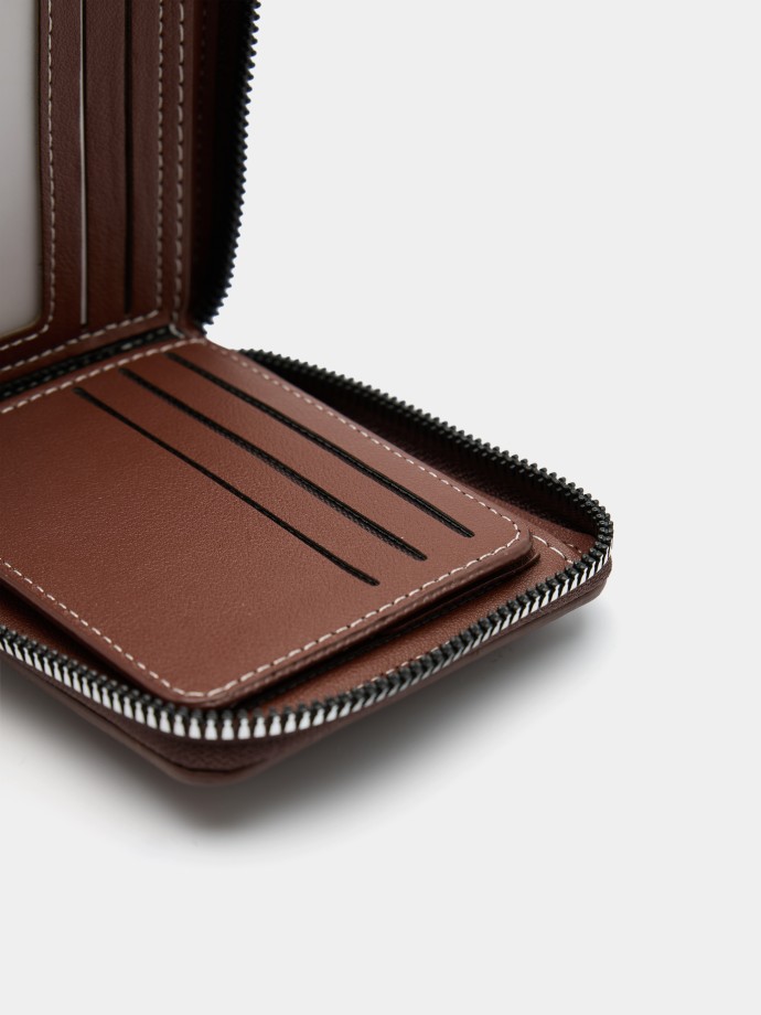 Wallet with zipper in brown