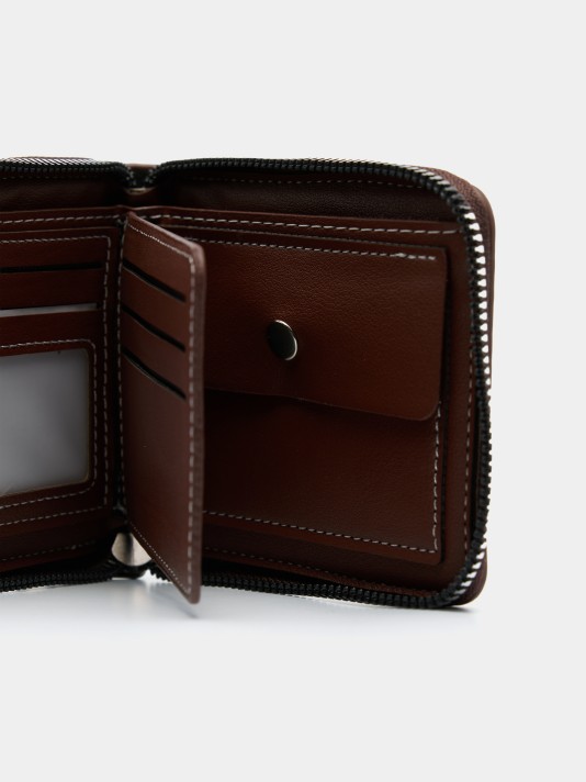 Wallet with zipper in brown Wallet with zipper in brown