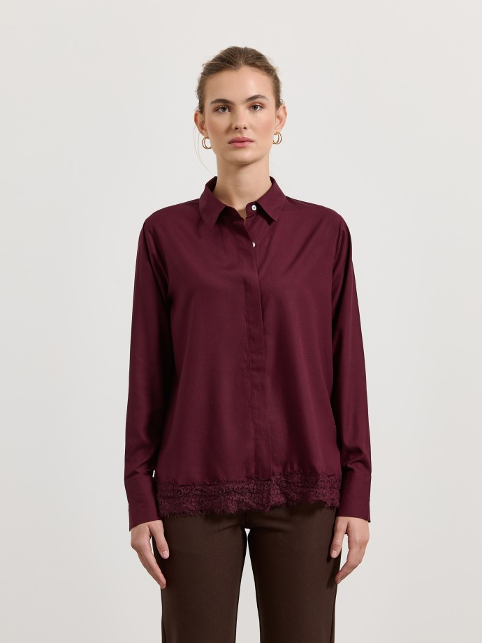 Camisa com detalhe em renda