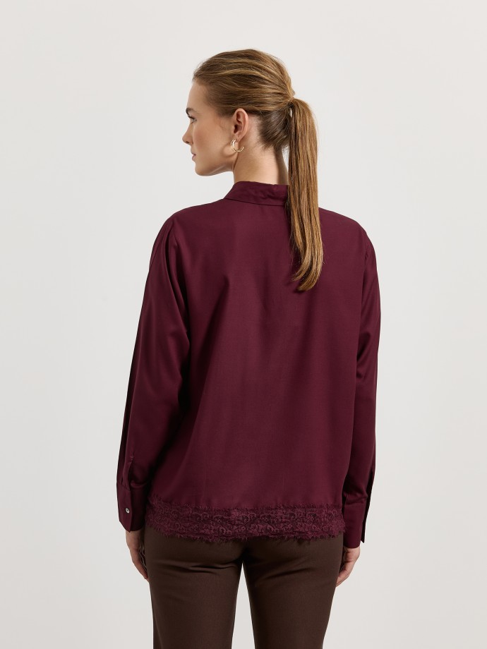 Camisa com detalhe em renda