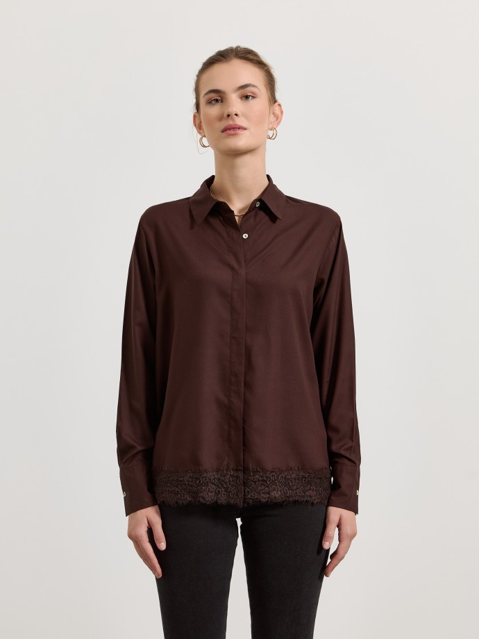 Camisa com detalhe em renda