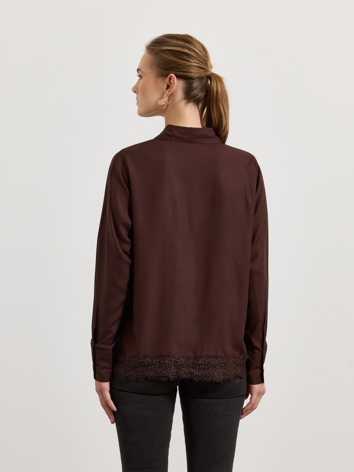 Camisa com detalhe em renda