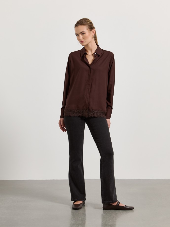 Camisa com detalhe em renda