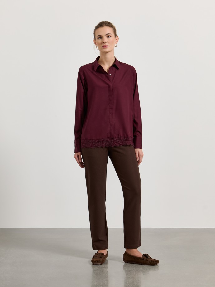 Camisa com detalhe em renda