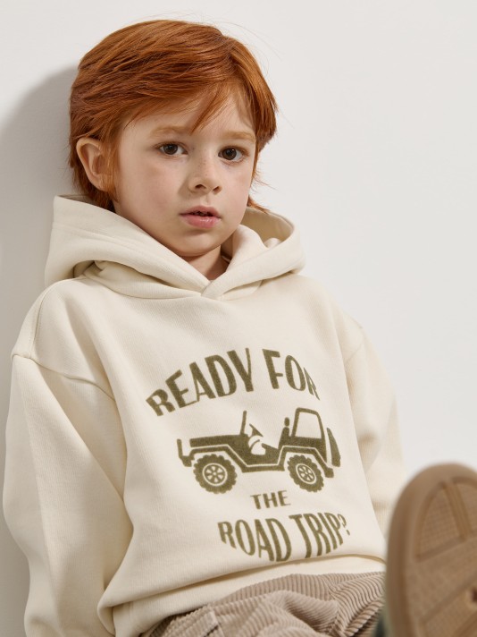 Sweatshirt com carapu�o e estampado