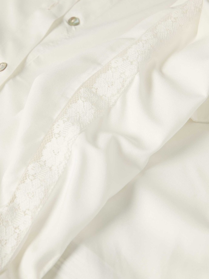 Camisa com renda nas mangas