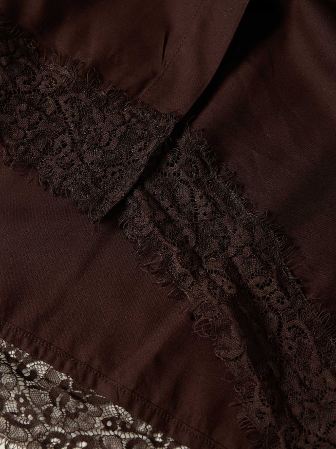 Camisa com detalhe em renda