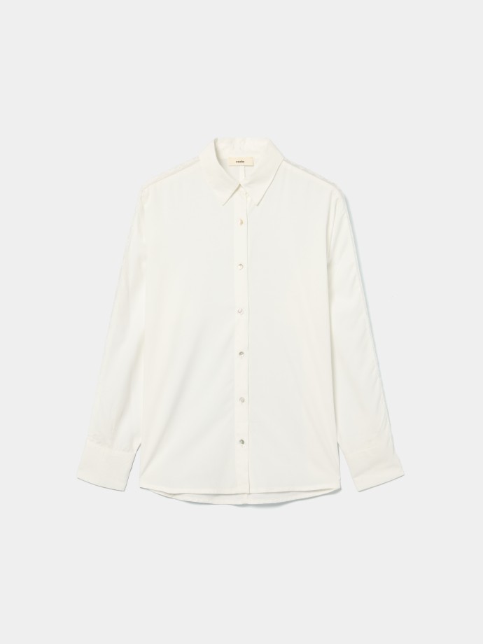 Camisa com renda nas mangas