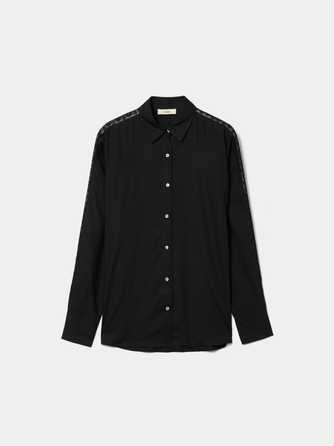 Camisa com renda nas mangas